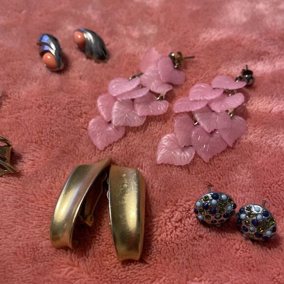 Vintage Estate Jewelry Lot Earrings Pairs Pin Pendants 33 Pcs - Picture 11 of 16